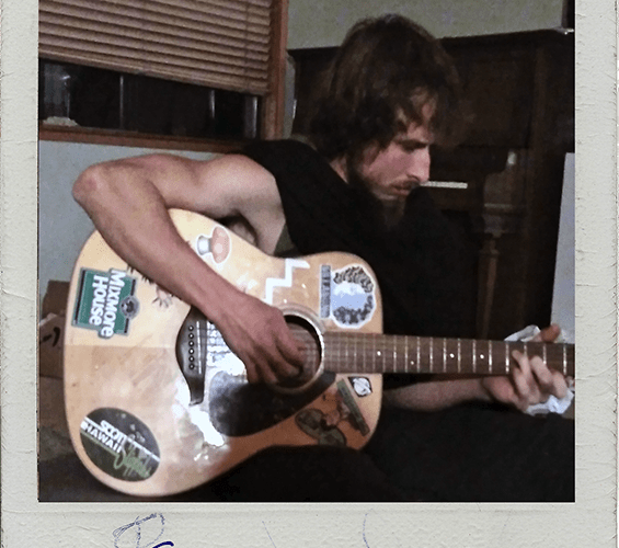 Sam toca la guitarra, otro Post Data,